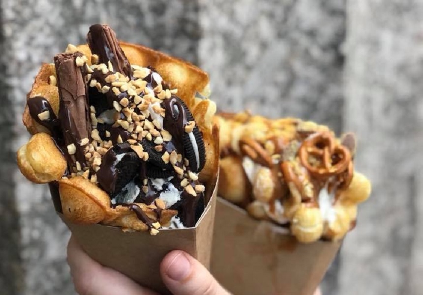 You can’t visit Hong Kong without trying one of these spherical egg-based waffles. Made of eggy leavened batter, they are generally served hot and eaten plain, although they can also be served with coconut, fruits such as strawberry, and chocolate sauce.
