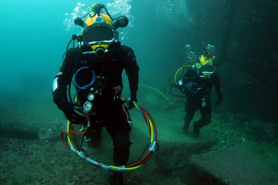 There’s nothing dangerous about scuba diving… unless you’re attempting to swim with the dolphins (aka, the murder machines of the ocean!!!) Okay, that’s not true. But what is totally not a lie is the risk that people are taking when they take scuba diving to the extremes by venturing deep under the water. There is always the danger of drastic changes in pressure, which can rupture eardrums and cause severe damage to the sinuses. Then there is the issue of prolonged exposure to nitrates and helium, which can create confusion and lethargy, resulting in death since the unfortunate diver becomes too weak to return to the surface.