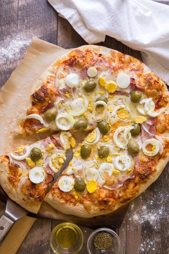 From the Rio de Janeiro to the roaring Amazonas, you won’t find a pizzeria that doesn’t have this crowd pleaser. It has warmed the souls of Brazilians and those who have tasted its glory for decades. You’re guaranteed to find its taste inviting and dynamic, filled with the basics along with eggs, olives, ham, and sometimes peas.