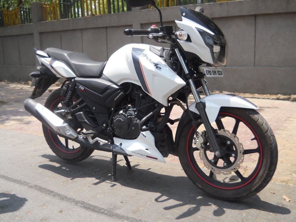 It looks like a fast bike, it is a fast bike. This is the most powerful TVS bike on the Indian market, meaning it goes really fast. Top speed is around 200 kilometers per hour (125 mph).
